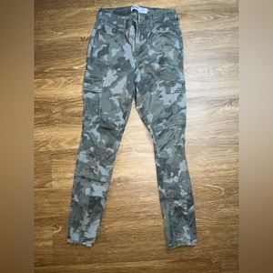 CAMO SKINNY JEANS SIZE 6